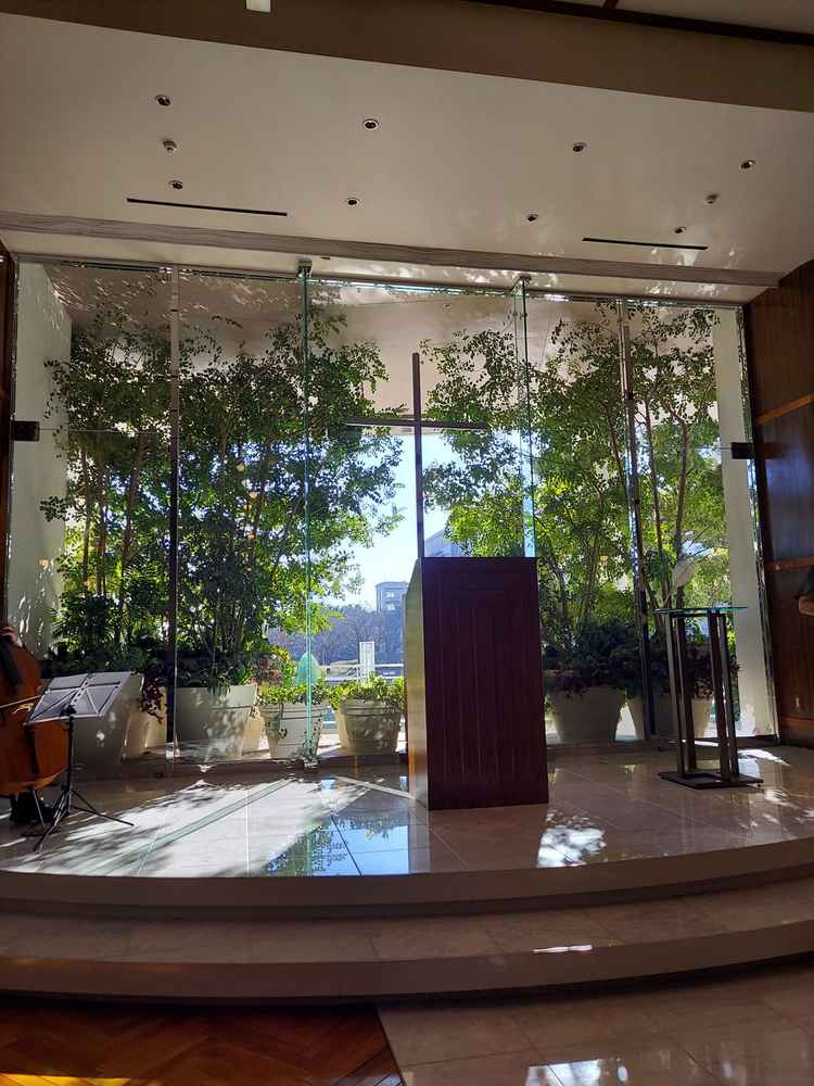 1階のチャペル。光が入り、緑が素敵でした。生演奏があり神聖な気持ちになりました。