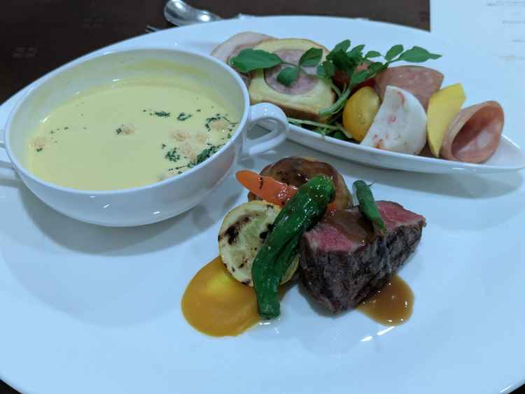 試食でいただいた前菜、スープ、メインですがどれもすごく美味しかったです。