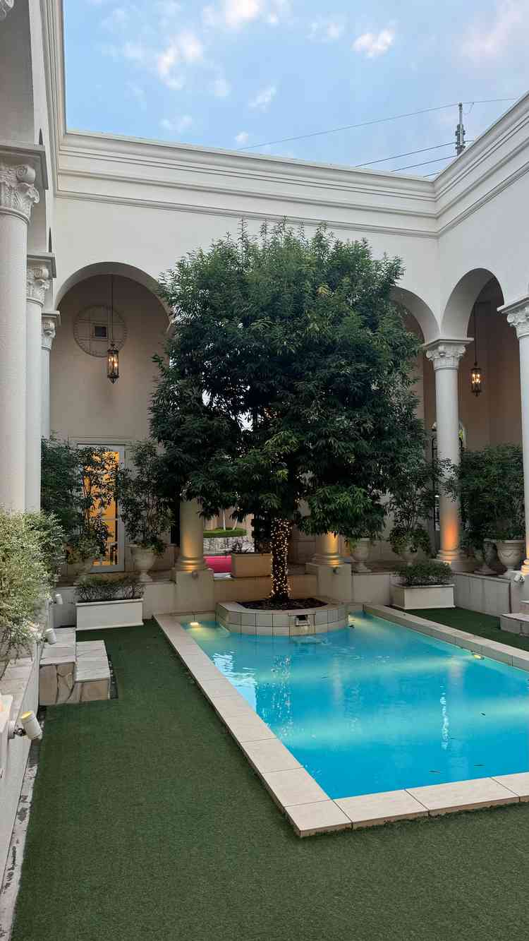 中庭のプール。ここにも自分が好きなものを浮かべられるみたいです。