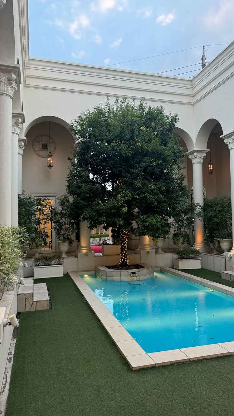 中庭のプール。ここにも自分が好きなものを浮かべられるみたいです。