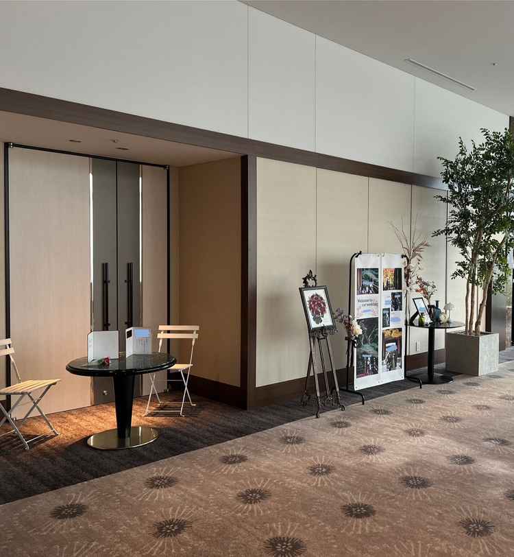 ウェルカムスペース。広々とした空間で、近くには大きな窓があり自然光が入っていました。