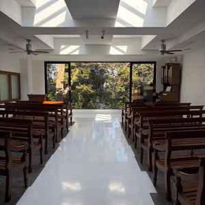 屋外のチャペル　雨で屋外チャペルを使えなくても、素敵なチャペルだなと思いました