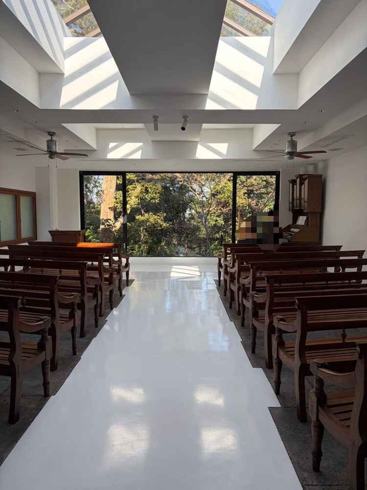 屋外のチャペル　雨で屋外チャペルを使えなくても、素敵なチャペルだなと思いました