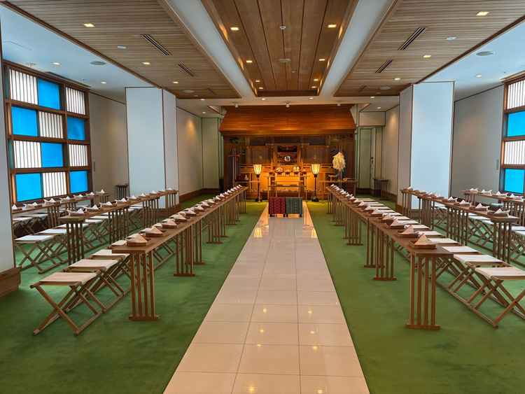 神前式をホテル内でやる場合の会場。厳かな雰囲気。お部屋内のにおいが少しに気になった。