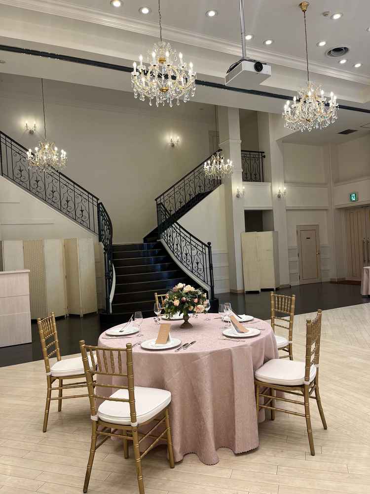 珍しいY字型の階段です。新郎新婦別で入場ができ、それぞれ注目を浴びることができるとのことでした。