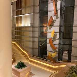 フォトスポットになっている階段です。集合写真や2人の写真撮影を見かけました。