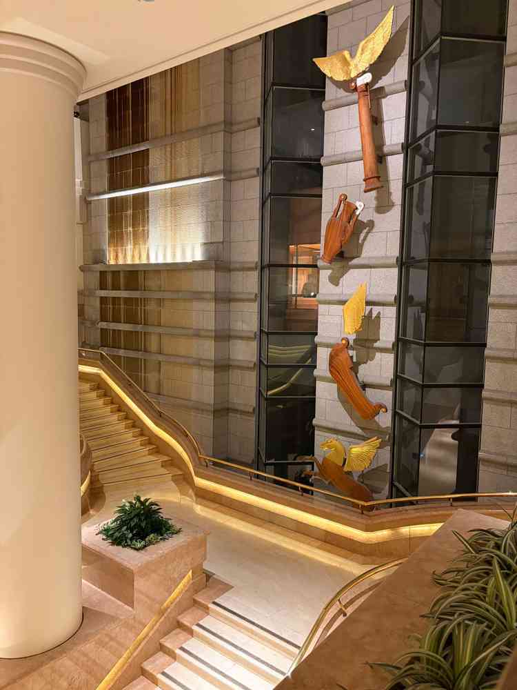 フォトスポットになっている階段です。集合写真や2人の写真撮影を見かけました。