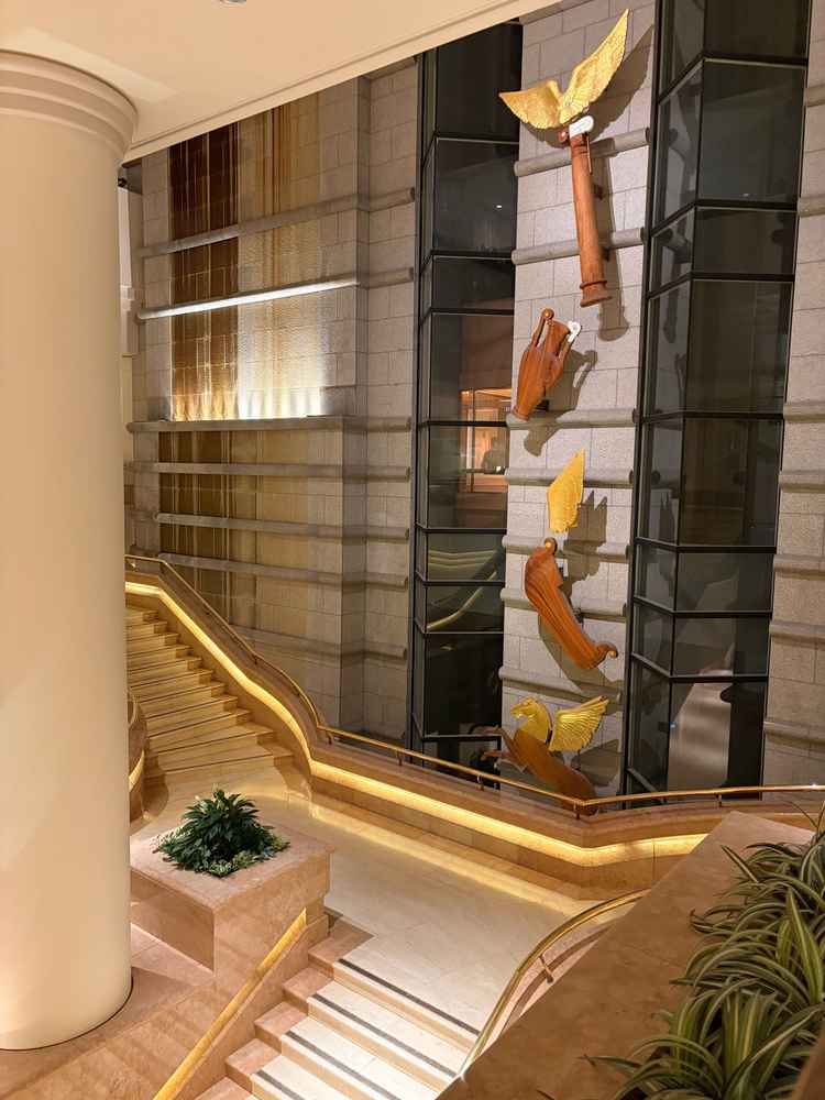 フォトスポットになっている階段です。集合写真や2人の写真撮影を見かけました。