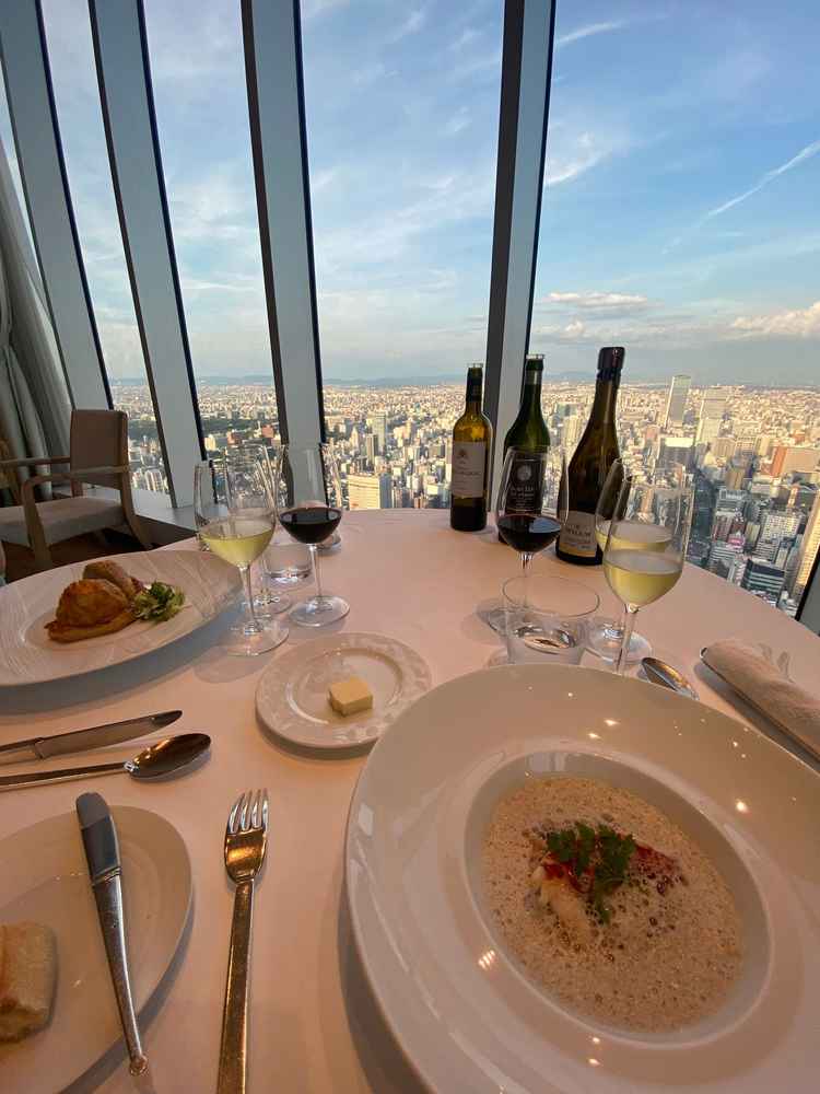 展望を眺めながら、絶品コース料理の試食をさせていただいた。どれもとても美味しくこだわりを感じた。