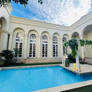 敷地中央にあるプール