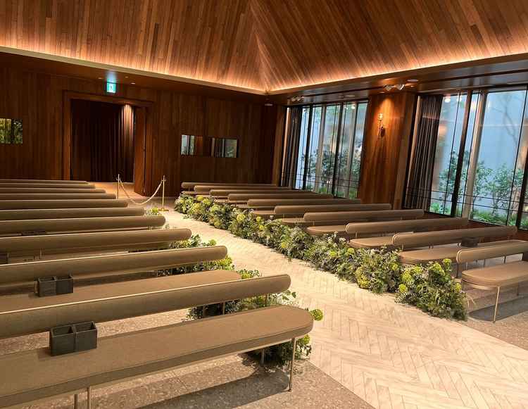 舞台上から見たチャペルの写真。幅も広くドレスも映えるように作られている。