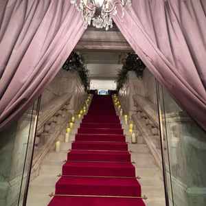 銀行時代から残されている、22段の階段。「夫婦の階段」として大切にされているそうです。