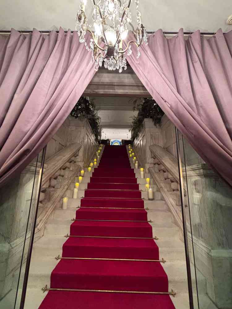 銀行時代から残されている、22段の階段。「夫婦の階段」として大切にされているそうです。