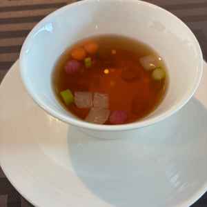 こだわりの詰まったコンソメスープ　尖った味がなく旨味がたっぷりだった