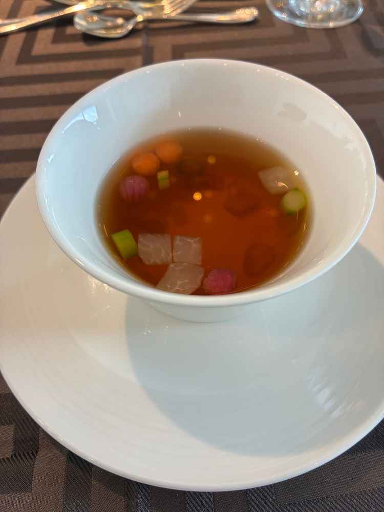 こだわりの詰まったコンソメスープ　尖った味がなく旨味がたっぷりだった