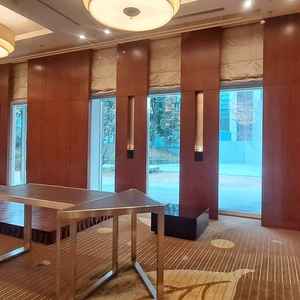 披露宴会場の眺望はホテル内の庭になっている。