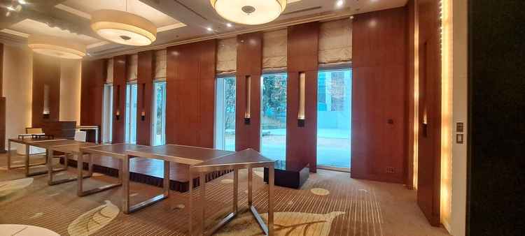 披露宴会場の眺望はホテル内の庭になっている。