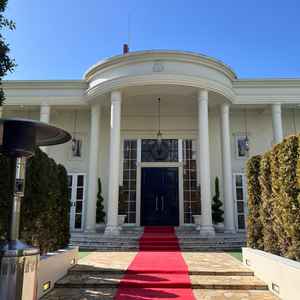 白い結婚式場に続く赤いレッドカーペットが印象的なエントランスでした