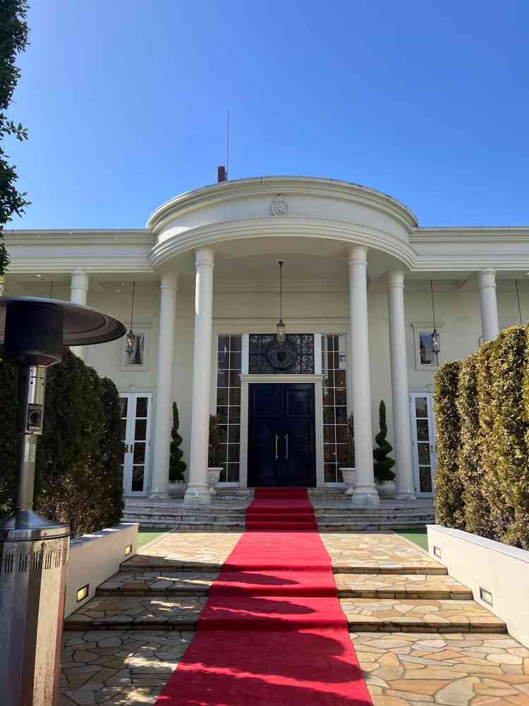 白い結婚式場に続く赤いレッドカーペットが印象的なエントランスでした