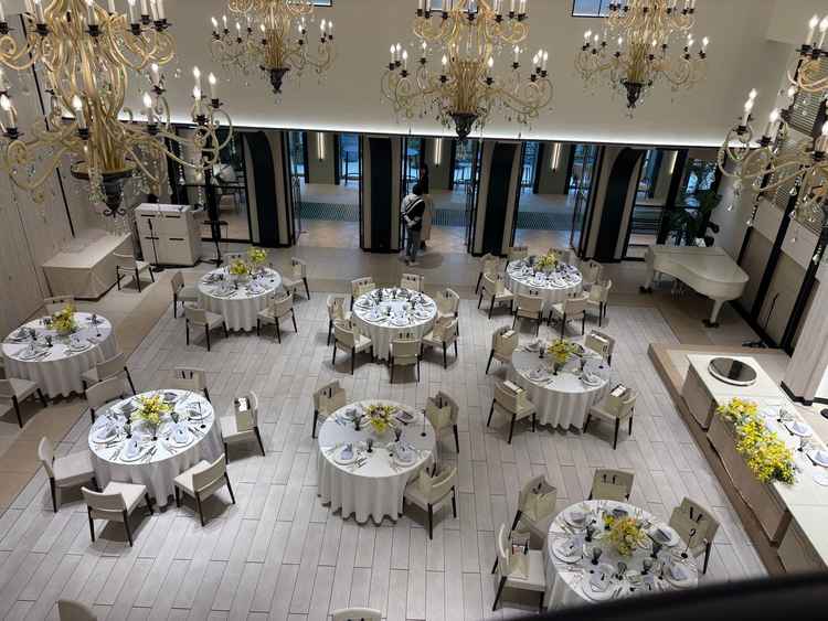 実際の披露宴前の会場を見学しました。現実的な装花の量だったり、イメージが湧きやすかったです