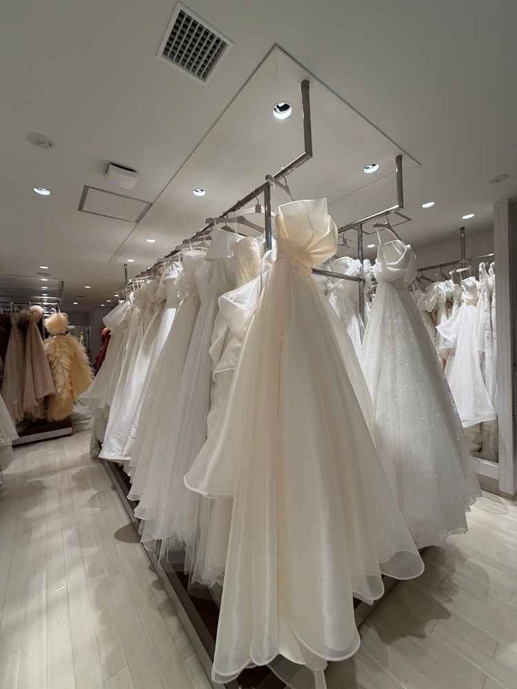 ドレスの種類がとても豊富でびっくりした。カラードレスもたくさんの種類があり選べる幅がありそう。