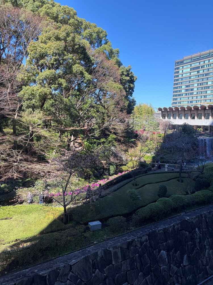 会場からの景色。日本庭園と都会のビル群が同時に一望できる。