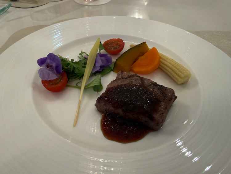 メインのお肉です。黒毛和牛だそうで、とても美味しかったです