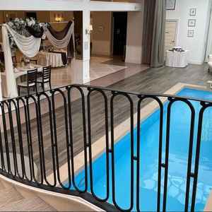 主人から大好評だったプールと階段の内装。装飾を施さなくても存在感がありこれだけでも立派な演出になる！