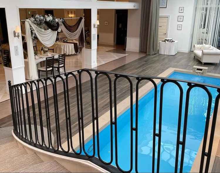 主人から大好評だったプールと階段の内装。装飾を施さなくても存在感がありこれだけでも立派な演出になる！