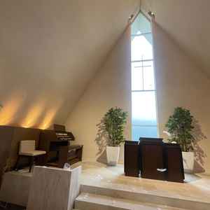 チャペルは曇りでもこの暖かい雰囲気と光を感じ、フェザーシャワーも素敵でした。