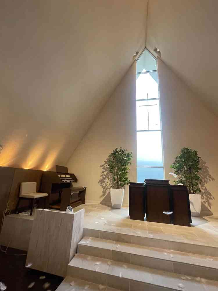 チャペルは曇りでもこの暖かい雰囲気と光を感じ、フェザーシャワーも素敵でした。