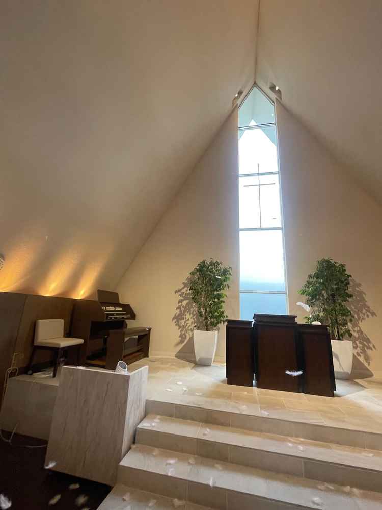 チャペルは曇りでもこの暖かい雰囲気と光を感じ、フェザーシャワーも素敵でした。