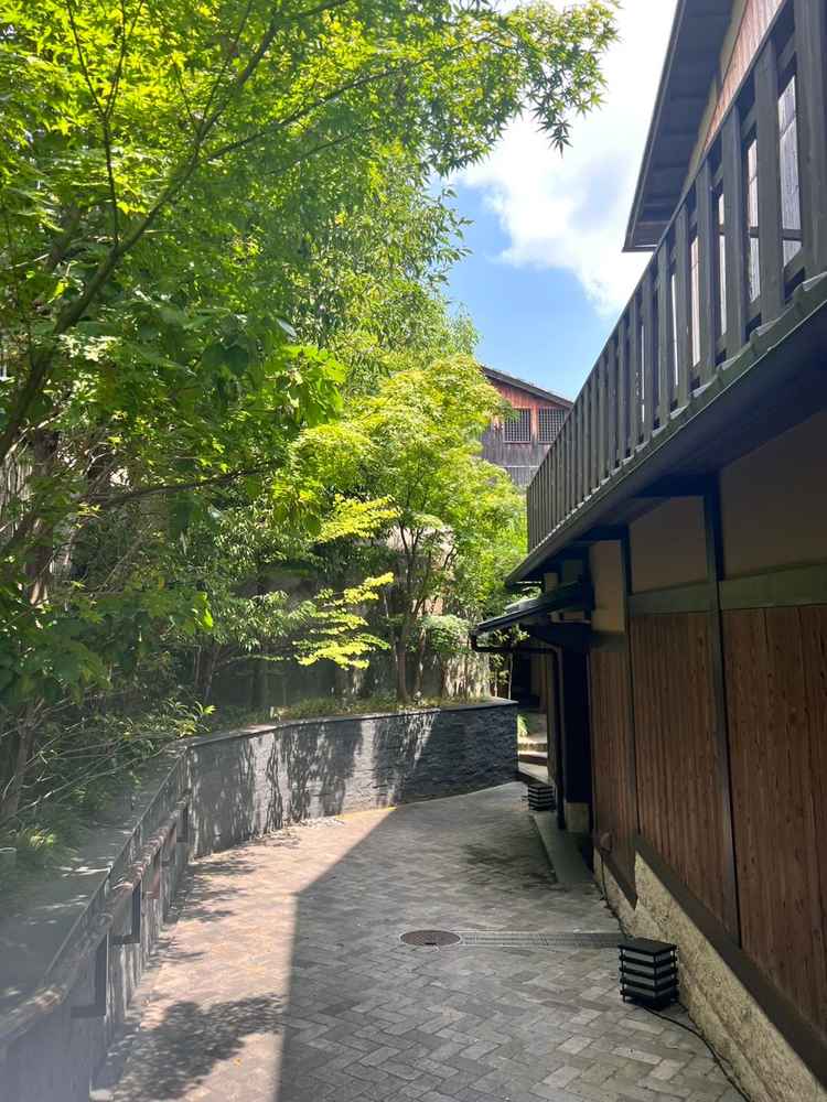 唯一私が懸念点に思っているのが、控室に行くまでの道が細く、昔ながらの建物ならではな段差がある点…