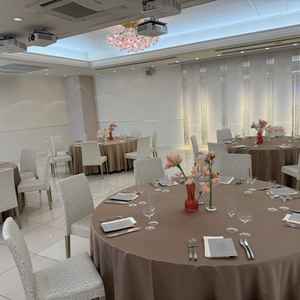 白を基調とした、非常に綺麗なお部屋で結婚式の雰囲気にピッタリだと思いました。