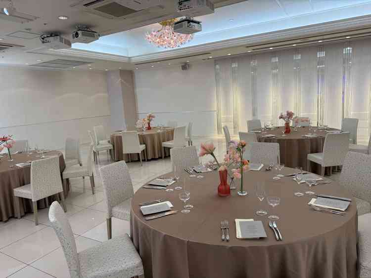 白を基調とした、非常に綺麗なお部屋で結婚式の雰囲気にピッタリだと思いました。