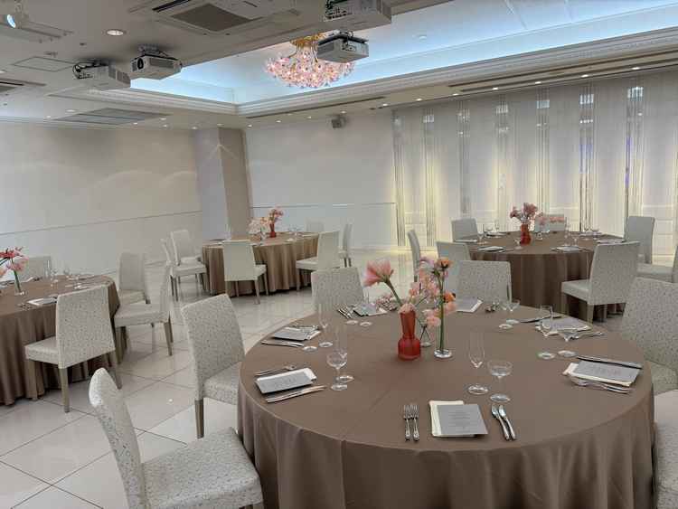 白を基調とした、非常に綺麗なお部屋で結婚式の雰囲気にピッタリだと思いました。