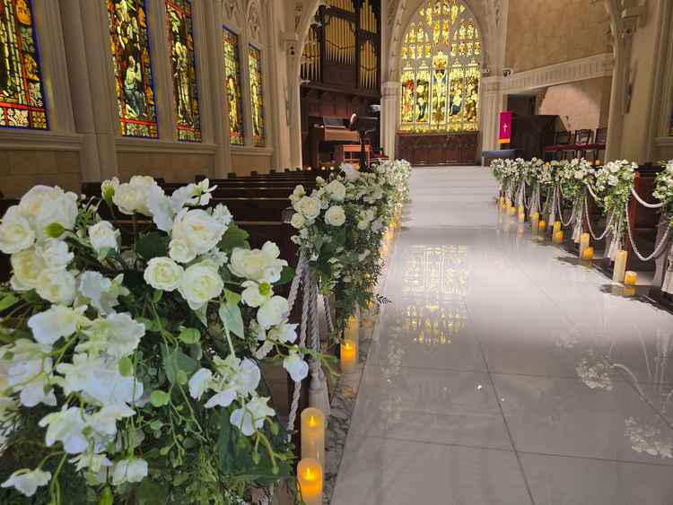 自然光ではないものの、とても素敵なチャペルでしたライトのパターンもたくさんあり、いろいろな演出ができ