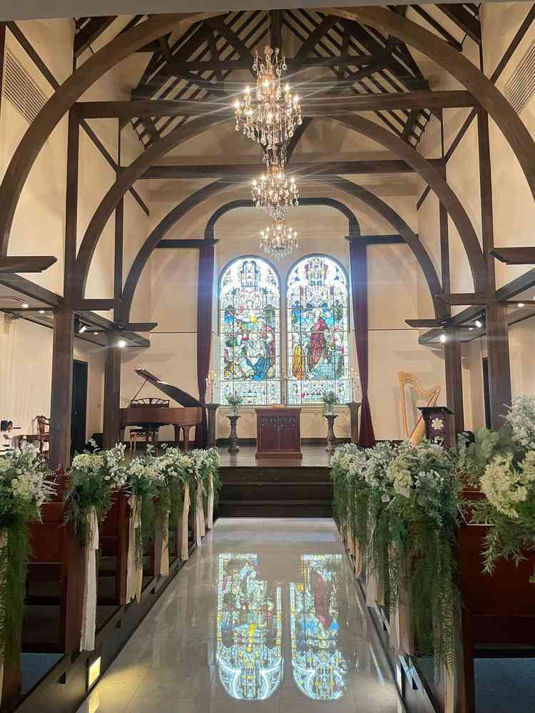 教会のガラスの絵が下に写ってて、綺麗でした！