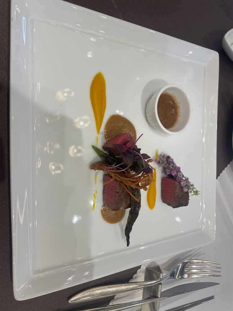 メインのお肉料理。ソースが2種類から選べた。