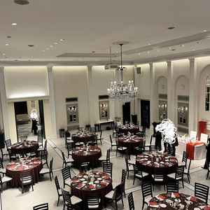 挙式会場。全体的に白いので小物で色味や雰囲気を変えられる所が魅力的です。