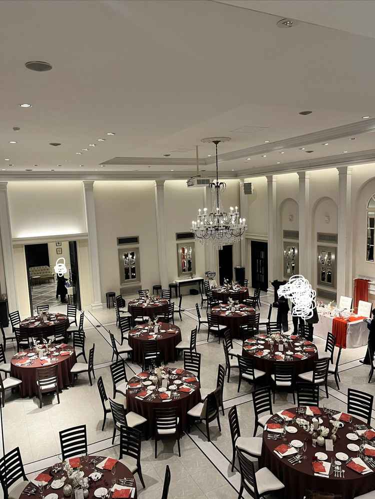 挙式会場。全体的に白いので小物で色味や雰囲気を変えられる所が魅力的です。