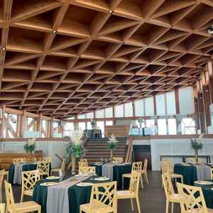 披露宴会場（瑠璃）。自然を感じられ開放感がある。