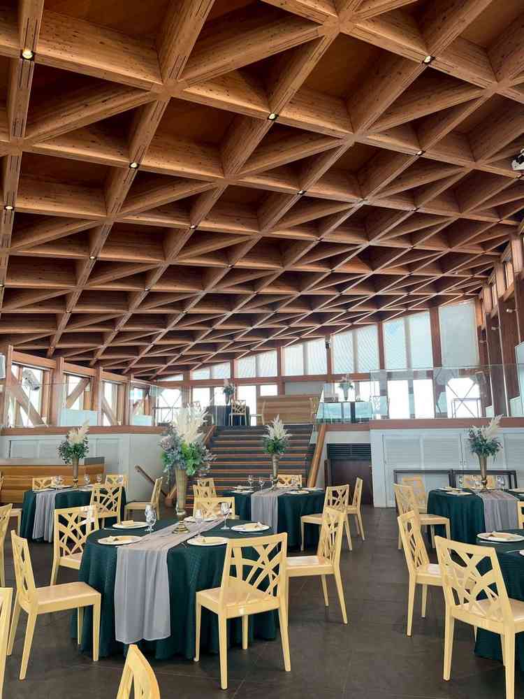 披露宴会場（瑠璃）。自然を感じられ開放感がある。