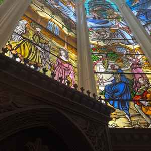 ステンドグラス、全天候型で安心