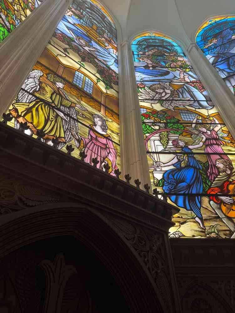 ステンドグラス、全天候型で安心