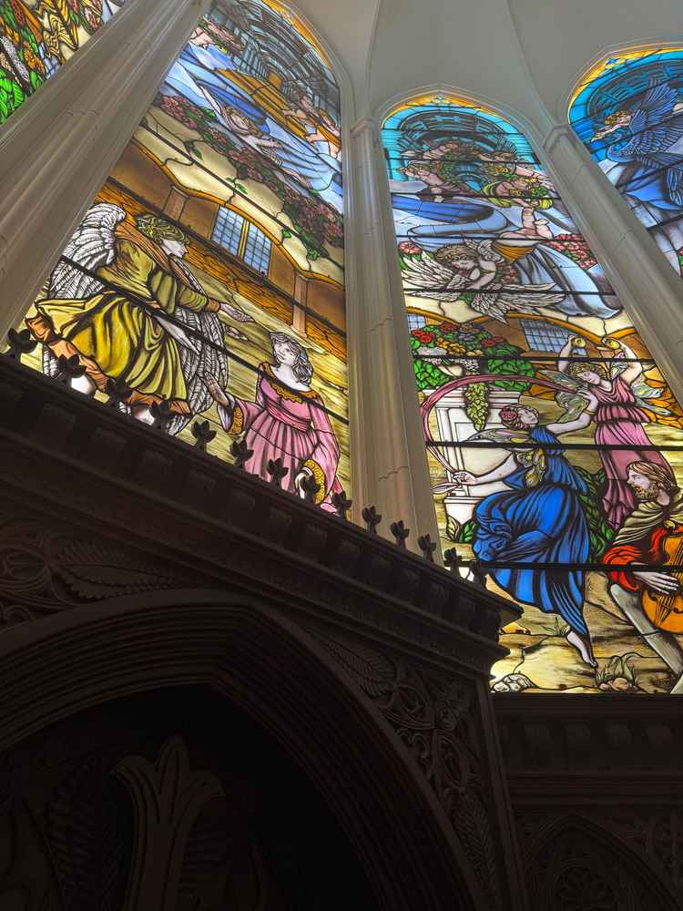 ステンドグラス、全天候型で安心