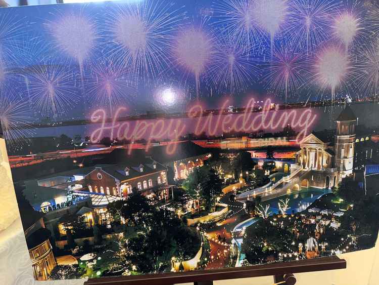 フラッシュ撮影したら𝐇𝐚𝐩𝐩𝐲 𝐰𝐞𝐝𝐝𝐢𝐧𝐠が浮び上がる