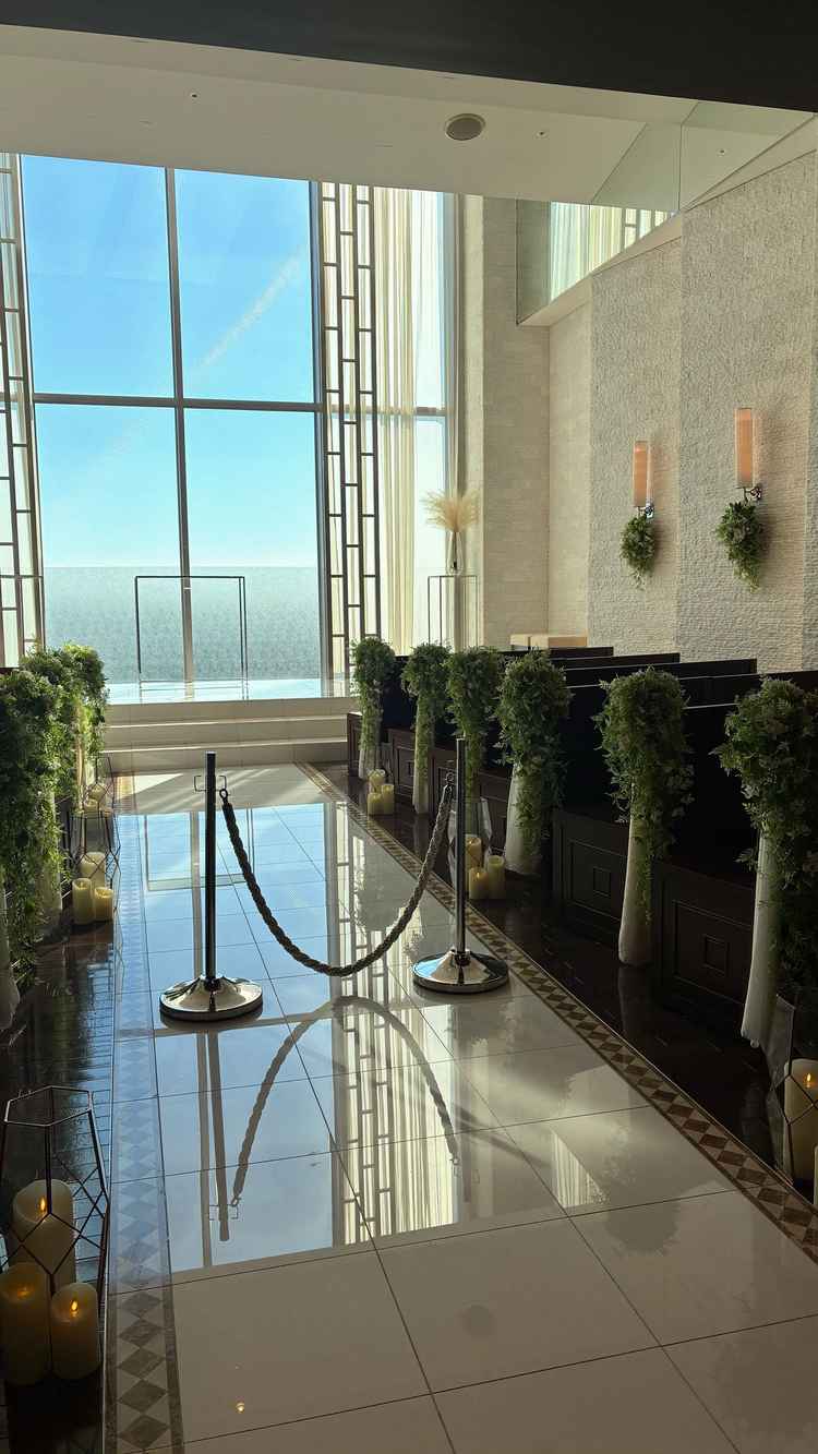 チャペルの模擬挙式の写真。白を基調とした、清潔感と透明感のある空間。