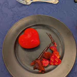 ハートのモチーフがインパクト大でした。見て楽しい、食べて満足のデザートでした。