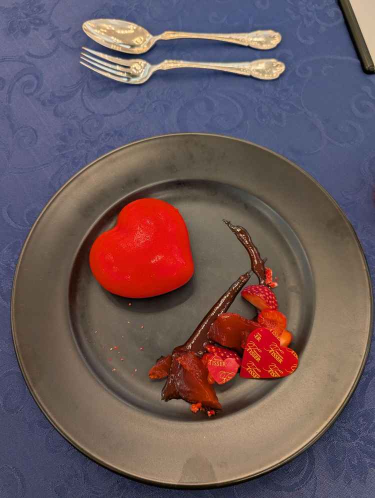 ハートのモチーフがインパクト大でした。見て楽しい、食べて満足のデザートでした。